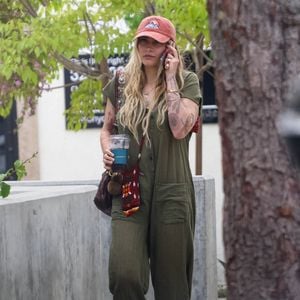 Pour cause, la jeune femme contestait officiellement une prime de 625 000 dollars accordée par John Branca, exécuteur, à trois avocats en 2018.

 Paris Jackson a été aperçue dans les rues de West Hollywood.

©Bestimage