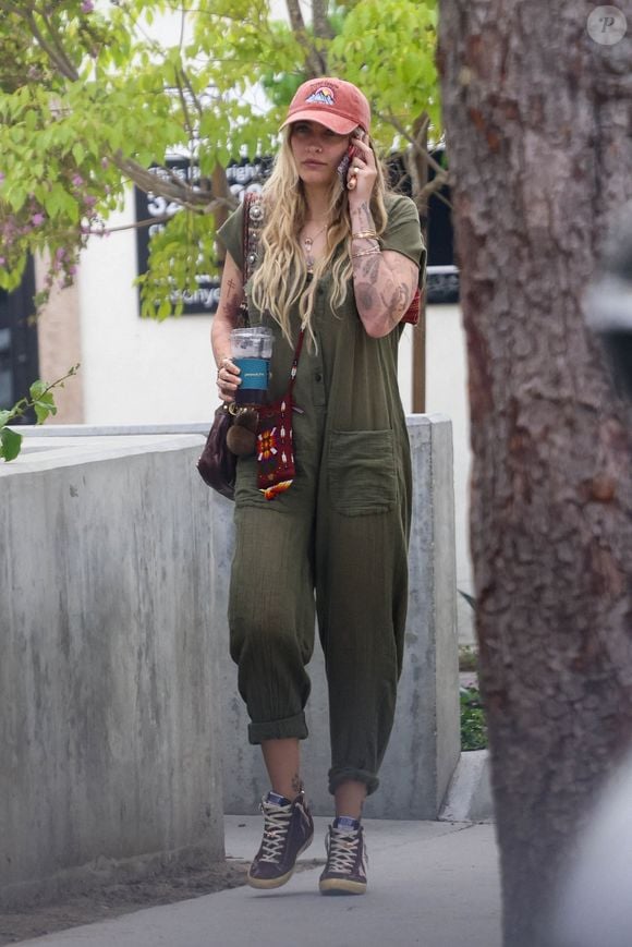 Pour cause, la jeune femme contestait officiellement une prime de 625 000 dollars accordée par John Branca, exécuteur, à trois avocats en 2018.

 Paris Jackson a été aperçue dans les rues de West Hollywood.

©Bestimage