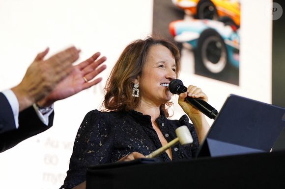 Anne Roumanoff lors de la soirée annuelle de gala de l'association Hope au pavillon Gabriel à Paris le 14 octobre 2025.
L’association HOPE propose, à travers l’équithérapie et de nombreux ateliers artistiques, un accompagnement destiné aux femmes qui, après l’annonce de leur cancer, souhaitent se reconstruire émotionnellement et retrouver confiance en elles, au-delà du parcours médical.

© Anne-Sophie Guebey / Bestimage