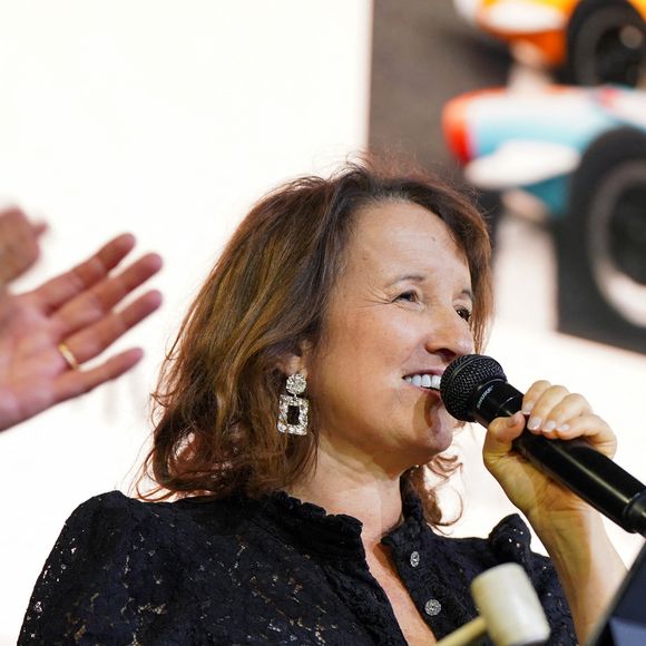 Anne Roumanoff lors de la soirée annuelle de gala de l'association Hope au pavillon Gabriel à Paris le 14 octobre 2025.
L’association HOPE propose, à travers l’équithérapie et de nombreux ateliers artistiques, un accompagnement destiné aux femmes qui, après l’annonce de leur cancer, souhaitent se reconstruire émotionnellement et retrouver confiance en elles, au-delà du parcours médical.

© Anne-Sophie Guebey / Bestimage