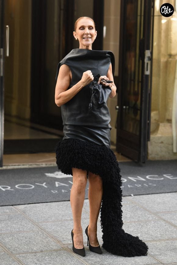 Céline Dion devant l'hôtel Le Royal Monceau, accueillie par ses fans qui lui chantent l'une de ses chansons, à Paris, en France, le 1er septembre 2026. Photo de Florian Poitout/ABACAPRESS.COM