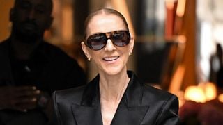 Céline Dion a investi l'un des palaces les plus prestigieux de Paris : devant son hôtel, la diva québécoise offre un véritable marathon mode