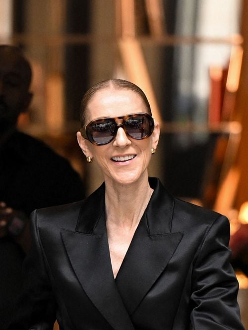Céline Dion a investi l'un des palaces les plus prestigieux de Paris : devant son hôtel, la diva québécoise offre un véritable marathon mode