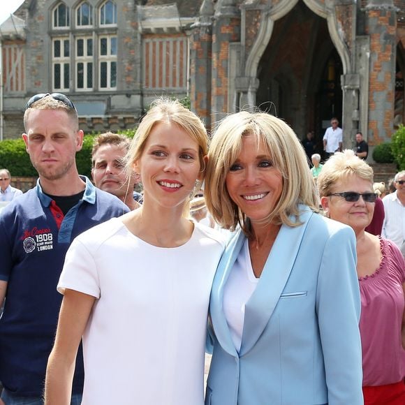 La première dame Brigitte Macron (Trogneux) et sa fille Tiphaine Auzière vont voter à la mairie du Touquet pour le second tour des législatives, au Touquet le 18 juin 2017. © Sébastien Valiela-Dominique Jacovides/Bestimage