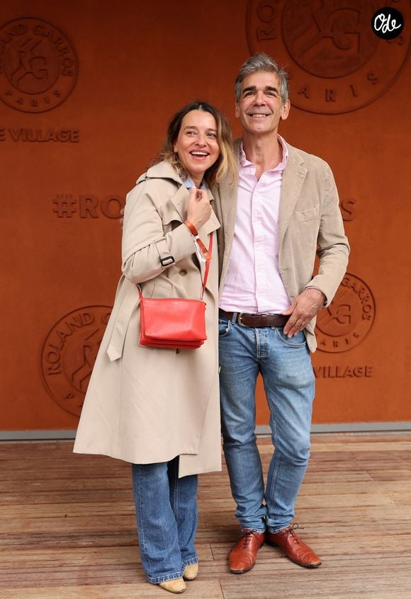 Anaïs Bouton et Xavier de Moulins au photocall du village lors des Internationaux de France de Tennis de Roland Garros 2026, à Paris, France, le 6 juin 2026. © Jacovides-Moreau/Bestimage