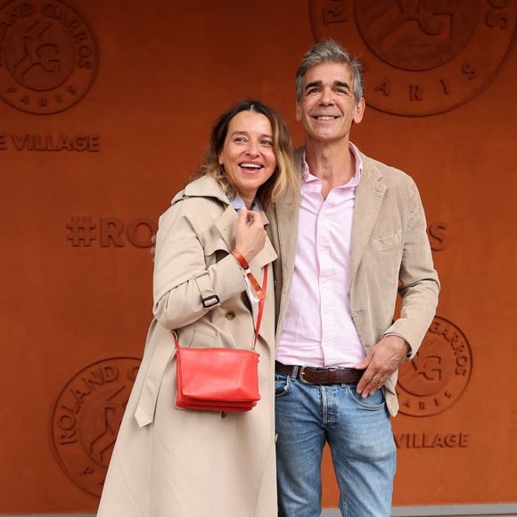 Anaïs Bouton et Xavier de Moulins au photocall du village lors des Internationaux de France de Tennis de Roland Garros 2026, à Paris, France, le 6 juin 2026. © Jacovides-Moreau/Bestimage
