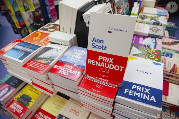 Présentation des livres primes sur un présentoir d'une librairie, prix littéraires, avec le livre de Neige Sinno, "Triste tigre", qui a eu le prix Femina 2023, le livre d'Ann Scott, Les Insolents, prix Renaudot et le prix Goncourt, Veiller sur elle de Jean Baptiste Andrea - Photo by Durand T/ANDBZ/ABACAPRESS.COM
