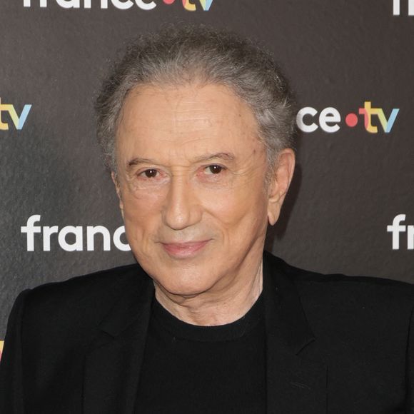 Michel Drucker au photocall de la conférence de presse de rentrée de France Télévisions à Paris, France, le 4 septembre 2024. © Coadic Guirec/Bestimage