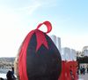 Dépourvu de cacao, ce dernier est en effet une véritable bombe de sucre et de matières grasses.

Pour célébrer Pâques, la mairie de Nice a installé un décor d'œuf géant en chocolat près de la sculpture "I Love Nice" qui surplombe la Baie des Anges le 1er avril 2018. © Buno Bebert/Bestimage