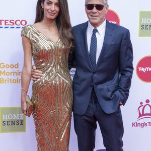 George Clooney, son épouse Amal Clooney et la mère de cette dernière, Baria Alamuddin, assistent à la célébration du King's Trust au Royal Albert Hall, à Londres (Angleterre), le 11 mai 2026.