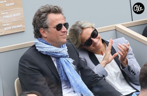 Entre examens et incertitudes, la découverte de la maladie a bousculé le quotidien et les certitudes du couple.

Anne-Sophie Lapix et son mari Arthur Sadoun dans les tribunes des internationaux de France de tennis de Roland Garros à Paris, le 9 juin 2019. 

© Jacovides-Moreau/Bestimage