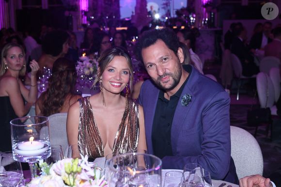 Le couple a choisi d'embellir sa cuisine et sa salle de bain avec de la feuille de pierre naturelle de la marque Stoneleaf.

Eric Antoine et sa femme Gennifer Demey - Soirée de gala du 10ème anniversaire de l'association "Les Bonnes Fées" à l'Hôtel The Peninsula Paris le 8 octobre 2025.  © Rachid Bellak/Bestimage