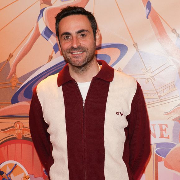 Laurent Goumarre, le directeur des programmes de la station, promet "une émission de divertissement" pour muscler la grille estivale. 

Camille Combal au photocall de la générale du spectacle "Tempo" du Cirque d'Hiver Bouglione à Paris, France, le 18 octobre 2025. © Coadic Guirec/Bestimage