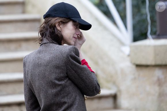 Charlotte Gainsbourg s’est déjà imaginée les passants "se donner rendez-vous et flirter et s’embrasser sur la passerelle Jane Birkin", comme elle l’a confié en larmes lors de cette inauguration particulièrement émouvante.

Charlotte Gainsbourg - Inauguration de la passerelle Jane Birkin devant les 41-43 quai de Valmy à Paris le 13 décembre 2025.
© Cyril Moreau / Bestimage