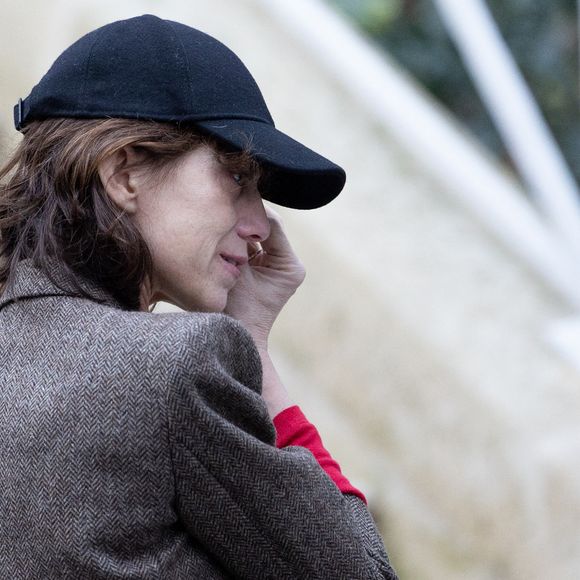 Charlotte Gainsbourg s’est déjà imaginée les passants "se donner rendez-vous et flirter et s’embrasser sur la passerelle Jane Birkin", comme elle l’a confié en larmes lors de cette inauguration particulièrement émouvante.

Charlotte Gainsbourg - Inauguration de la passerelle Jane Birkin devant les 41-43 quai de Valmy à Paris le 13 décembre 2025.
© Cyril Moreau / Bestimage