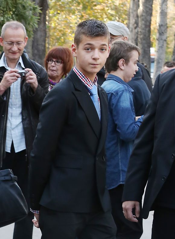 Le fils de Valérie Trierweiler a finalement quitté son travail afin d'ouvrir son propre restaurant en France

Exclusif- Valerie Trierweiler se promene avec son fils cadet Leonard avenue Gabriel pres du Studio Gabriel a Paris le 23 octobre 2013.
Crédit : Agence / Bestimage
