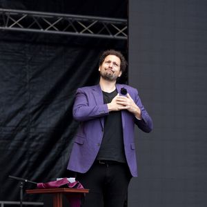 Exclusif - Eric Antoine lors de l’hommage à l'humoriste Guillaume Bats, mort à 36 ans, à Montmirail, Marne, France, le 17 juin 2023. © Pierre Perusseau/Bestimage