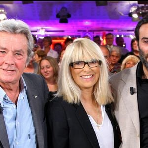 Alain Delon, Mireille Darc et Anthony Delon sur le plateau de "Vivement dimanche" le 24 septembre 2008. © Guillaume Gaffiot/bestimage