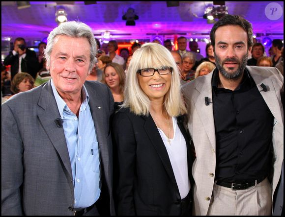 Alain Delon, Mireille Darc et Anthony Delon sur le plateau de "Vivement dimanche" le 24 septembre 2008. © Guillaume Gaffiot/bestimage