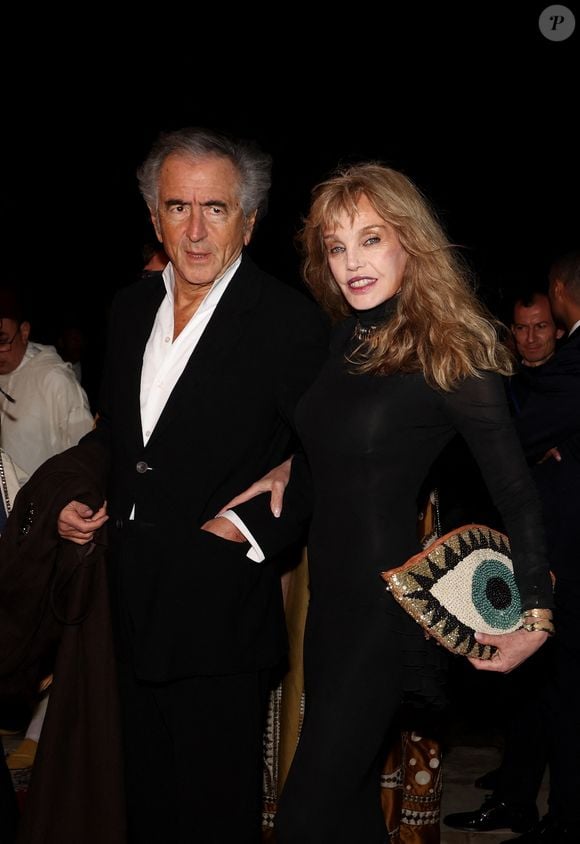 publie en effet un ouvrage intitulé Nuit Blanche qui s’apparente à une introspection et à un essai sur le rapport à la nuit et au sommeil. 

Arielle Dombasle et Bernard-Henri Lévy (BHL) - Dîner d'Etat offert par sa Majesté le roi Mohammed VI du Maroc en l'honneur du Président de la République Emmanuel Macron et de la première dame Brigitte Macron au Palais Royal de Rabat au Maroc le 29 Octobre 2024. © Dominique Jacovides/Bestimage