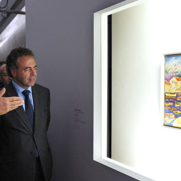 Le président français Nicolas Sarkozy (à gauche) et le ministre de l'Education Luc Chatel (à droite) regardent un tableau de Georges Braque lors de leur visite du musée itinérant Beaubourg à Chaumont, dans l'est de la France, le 13 octobre 2011. Photo by Philippe Wojazer/Pool/ABACAPRESS.COM