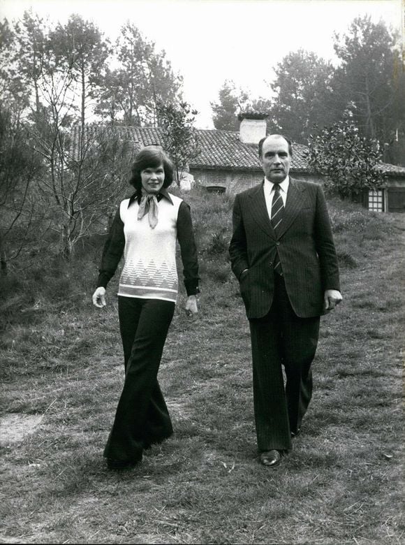 Leur relation était double : Jean Balenci était à la fois amant et confident de Danielle, une situation que François Mitterrand a fini par accepter.

 Le leader socialiste, François Mitterrand, a passé le week-end avec sa femme Danielle et leurs enfants dans la forêt landaise. Mitterrand et son épouse sont photographiés devant leur maison dans les Landes pendant le week-end Pascal. Photo par Keystone USA Collection / Bestimage