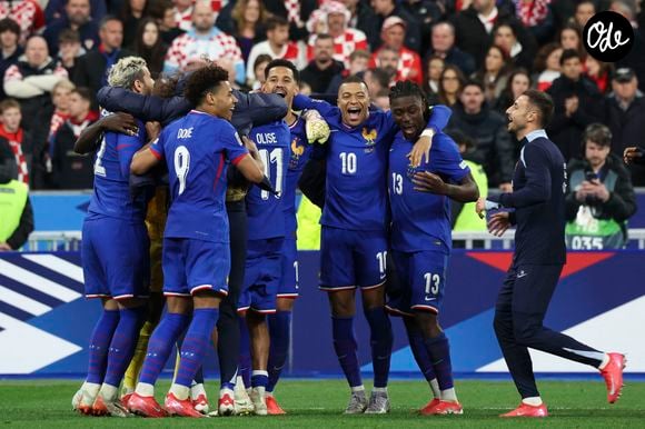 Joie Équipe de France - Mike Maignan (France) - Dayot Upamecano (France) - Théo Hernández (France) - Kylian Mbappé (France) - William Saliba (France) - Manu Koné (France) - Désiré Doué (France)