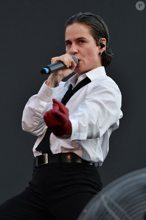 "Ce n'est pas une armada de personnages, plutôt des étapes de devenir. Christine, c'est mon passé. Rahim Redcar c'est, j'espère, la personne que je resterai" précise le chanteur.
 

Christine And The Queens aka Redcar Rahim se produit lors du concert du festival Mado Pride sur la Plaza de España à Madrid, le 7 juillet 2025, Espagne. Photo Oscar Gonzalez/Spus/Abaca