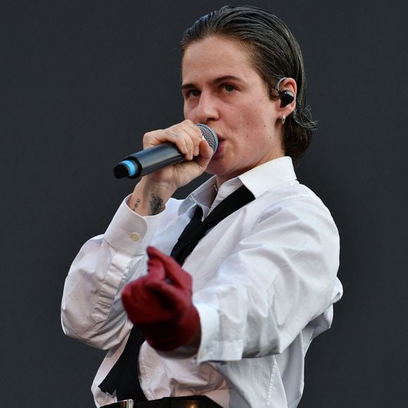 "Ce n'est pas une armada de personnages, plutôt des étapes de devenir. Christine, c'est mon passé. Rahim Redcar c'est, j'espère, la personne que je resterai" précise le chanteur.
 

Christine And The Queens aka Redcar Rahim se produit lors du concert du festival Mado Pride sur la Plaza de España à Madrid, le 7 juillet 2025, Espagne. Photo Oscar Gonzalez/Spus/Abaca