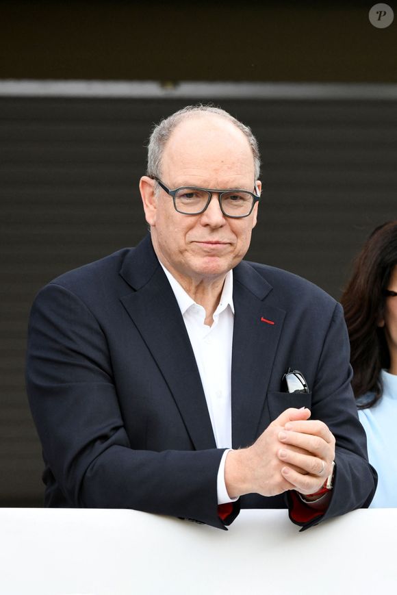 Le prince Albert II, de son côté, a reçu le titre de Membre Honoraire du CISM, devenant ainsi "le premier chef d’État" à obtenir cette distinction prestigieuse.

Le prince Albert II de Monaco a assisté au 1er Tournoi Monaco Sevens qui s'est déroulé au Stade prince héréditaire Jacques à Beausoleil, le 1er mai 2026.© Bruno Bebert/Bestimage