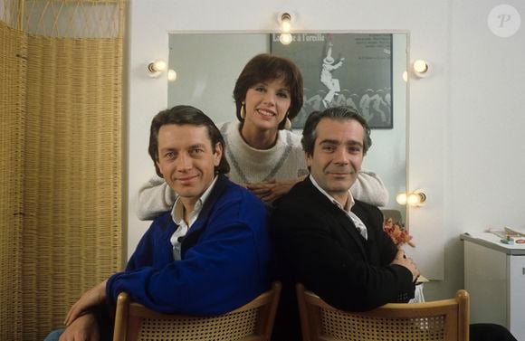 En France, à Paris, dans la salle du Théâtre EDOUARD VII à PARIS, les membres de la troupe de la pièce de Jean ANOUILH : "LA REPETITION OU L'AMOUR PUNI" : dans une loge, de gauche à droite, Bernard GIRAUDEAU posant avec Anny DUPEREY et Pierre ARDITI. © Alain Canu via Bestimage
