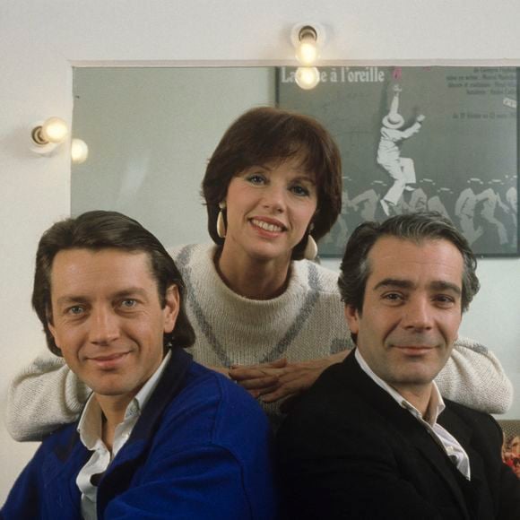 En France, à Paris, dans la salle du Théâtre EDOUARD VII à PARIS, les membres de la troupe de la pièce de Jean ANOUILH : "LA REPETITION OU L'AMOUR PUNI" : dans une loge, de gauche à droite, Bernard GIRAUDEAU  posant avec Anny DUPEREY et Pierre ARDITI. © Alain Canu via Bestimage