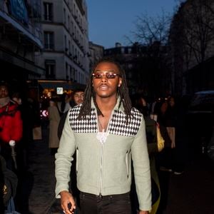 A savoir la vitesse excessive du véhicule

Le rappeur Koba LaD condamné à un an de prison ferme pour violences dans une boîte de nuit - Koba LaD à la sortie du défilé Amiri "Collection Prêt-à-Porter Automne/Hiver 2024-2025" lors de la Fashion Week de Paris (PFW) le 18 janvier 2024.

© Pierre Perusseau / Tiziano Da Silva / Bestimage