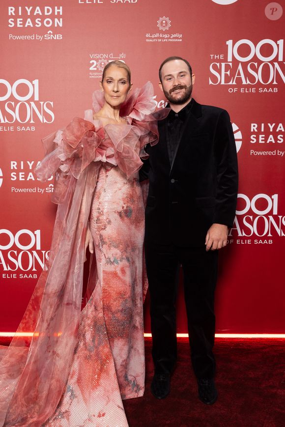 Celine Dion et son fils René-Charles Angélil au photocall du défilé anniversaire Elie Saab "1001 Seasons of Elie Saab" à l'espace "The Venue" à Riyad, Arabie saoudite le 13 novembre 2024.
Celine Dion fait son grand retour sur un red carpet depuis son éloignement du public à l’événement “1001 Seasons of Elie Saab”, organisé le 13 novembre 2024 à l’espace The Venue à Riyad.
Elie Saab a célébré le 45ème anniversaire du créateur avec un défilé de 90 minutes de 300 pièces exclusives de la collection Riyadh Season Fall 2025, inspirées des Mille et Une Nuits, avec une direction artistique signée C.Roitfeld. 
Parmi les performances, on a pu voir J.Lopez, Celine Dion, N.Ajram, Amr Diab et C.Cabello.

© Tiziano Da Silva / Bestimage