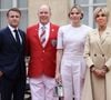 Emmanuel et Brigitte Macron rendent visite au prince Albert et à sa femme Charlene pour une visite d'État qui risque de leur en mettre plein les yeux.
Le prince Albert II de Monaco et la princesse Charlène de Monaco - Emmanuel Macron, Président de la République Française, et la Première dame Brigitte Macron, accueillent les chefs d'Etat et de gouvernement présents à Paris pour la cérémonie d'ouverture des Jeux Olympiques de Paris (JO)© Stéphane Lemouton / Bestimage