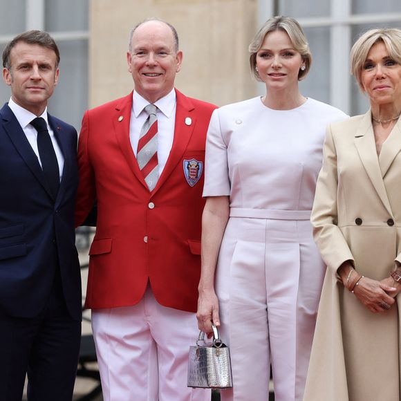 Emmanuel et Brigitte Macron rendent visite au prince Albert et à sa femme Charlene pour une visite d'État qui risque de leur en mettre plein les yeux. 

Le prince Albert II de Monaco et la princesse Charlène de Monaco - Emmanuel Macron, Président de la République Française, et la Première dame Brigitte Macron, accueillent les chefs d'Etat et de gouvernement présents à Paris pour la cérémonie d'ouverture des Jeux Olympiques de Paris (JO)© Stéphane Lemouton / Bestimage