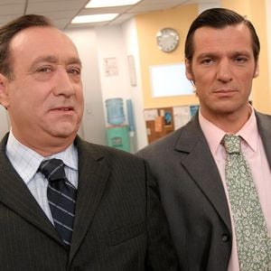 Pour rappel, il a incarné de DRH de "Caméra Café" pendant sept saisons.

Gérard Chaillou et Yvan Le Bolloc'h dans "Caméra Café" en 2003.

Photo : JLPPA / Bestimage