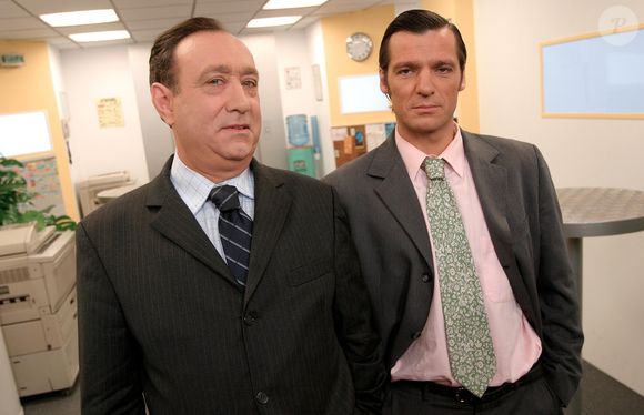 Pour rappel, il a incarné de DRH de "Caméra Café" pendant sept saisons.

Gérard Chaillou et Yvan Le Bolloc'h dans "Caméra Café" en 2003.

Photo : JLPPA / Bestimage