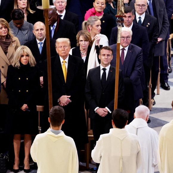Ashley Biden, Jill Biden, Brigitte Macron, Donald Trump et Emmanuel Macron assistent à la cérémonie de réouverture de la cathédrale Notre-Dame de Paris, le 7 décembre 2024. Mais pas le couple royal espagnol !