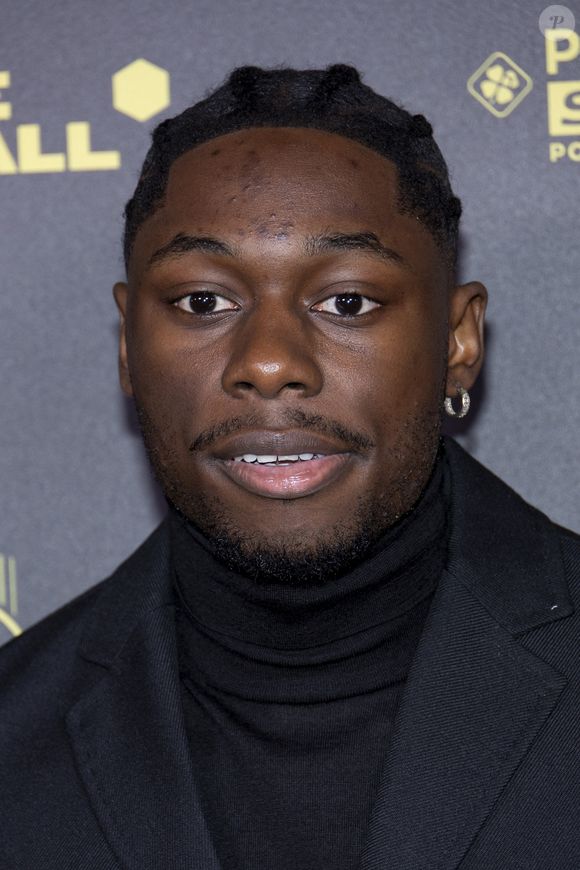 Le rappeur Tiakola - Photocall de la 67ème cérémonie du Ballon d’Or au Théâtre du Chatelet à Paris le 30 octobre 2023. © Cyril Moreau/Bestimage