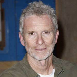 Ce lundi 11 août 2025, tandis que la canicule sévissait sur le sud de la France, l'animateur star de TF1 n'a, en effet, pas hésité à enfourcher sa bicyclette pour sillonner les hauteurs du Var.

Denis Brogniart - Soirée "En chœur, chanter pour la recherche" pour la Fondation ARC à la Communale Saint-Ouen le 27 novembre 2024. © Marc Ausset-Lacroix/Bestimage