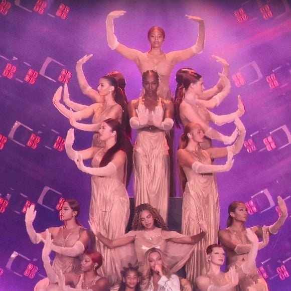 Ce jeudi 19 juin dans le cadre de sa nouvelle tournée "Cowboy Carter Tour", Beyoncé a donné rendez-vous au Stade de France à ses fans français !

Beyoncé lors de son spectacle Cowboy Carter Tour à Paris avec ses filles Blue Ivy et Rumi. (Backgrid USA / Bestimage).
