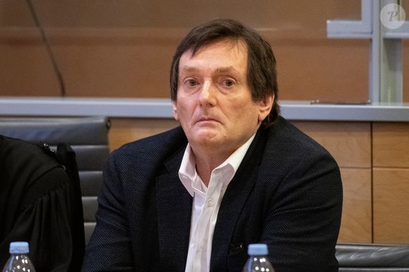 Pierre Palmade est à l'origine d'un terrible accident de la route.

L'acteur et humoriste français Pierre Palmade lors de son procès au tribunal de Melun, au sud de Paris, en France. Il est accusé d'homicide involontaire après avoir provoqué une collision frontale avec une autre voiture alors qu'il conduisait sous l'influence de drogues, blessant trois personnes et entraînant la perte du bébé d'une femme enceinte. Photo by Florian Poitout/ABACAPRESS.COM