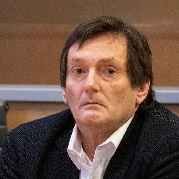 Pierre Palmade est à l'origine d'un terrible accident de la route.

L'acteur et humoriste français Pierre Palmade lors de son procès au tribunal de Melun, au sud de Paris, en France. Il est accusé d'homicide involontaire après avoir provoqué une collision frontale avec une autre voiture alors qu'il conduisait sous l'influence de drogues, blessant trois personnes et entraînant la perte du bébé d'une femme enceinte. Photo by Florian Poitout/ABACAPRESS.COM