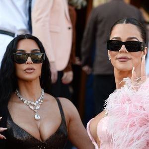 Baptisé par certains le "mariage du siècle", l’événement a rassemblé près de 200 personnalités triées sur le volet...

Kim Kardashian et Khloe Kardashian sont arrivées à Venise, en Italie, avant le mariage de Jeff Bezos et Lauren Sanchez. Backgrid UK/Bestimage