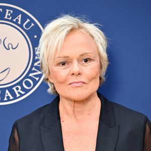 Au micro de Franceinfo, Muriel Robin s'était confiée sur son combat contre la dépression, et notamment sur l'impact de celle-ci sur son corps : "Il suffit de regarder physiquement. De 1988 à aujourd'hui, on le voit bien, je suis quand même montée à 99 kilos… "

Muriel Robin - 10ème édition du Gala de Charité de Patrick Mouratoglou à l'Académie Mouratoglou à Biot Sophia Antipolis, le 23 juin 2024. © Bruno Bebert/Bestimage