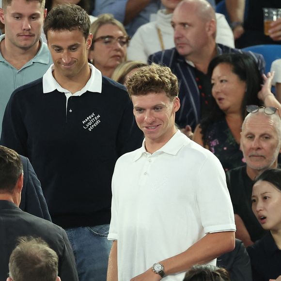 Léon Marchand en tribunes lors de la finale femme "Madison Keys - Aryna Sabalenka" du tournoi de tennis d'Open 2025 de Melbourne en Australie, le 24 janvier 2025.

Photo : Nicolas Luttiau / Bestimage