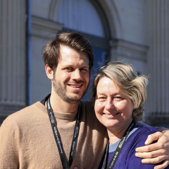 Sur Instagram, Luana a publié une story émouvante montrant son fils Alessandro à la gare, accompagné de sa compagne...


Luana Belmondo et son fils Alessandro lors des Journées du livre et du vin à Saumur (Maine et Loire) le 6 avril 2025. © Laeticia Notariani/Bestimage