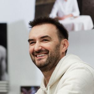EXCLUSIF - Le chef français Cyril Lignac lors de sa première séance de dédicaces à la veille de la sortie de son nouveau livre « Saisons » à la librairie Mollat à Bordeaux, en France, le 16 octobre 2019.  Photo de Thibaud Moritz/ABACAPRESS.COM
