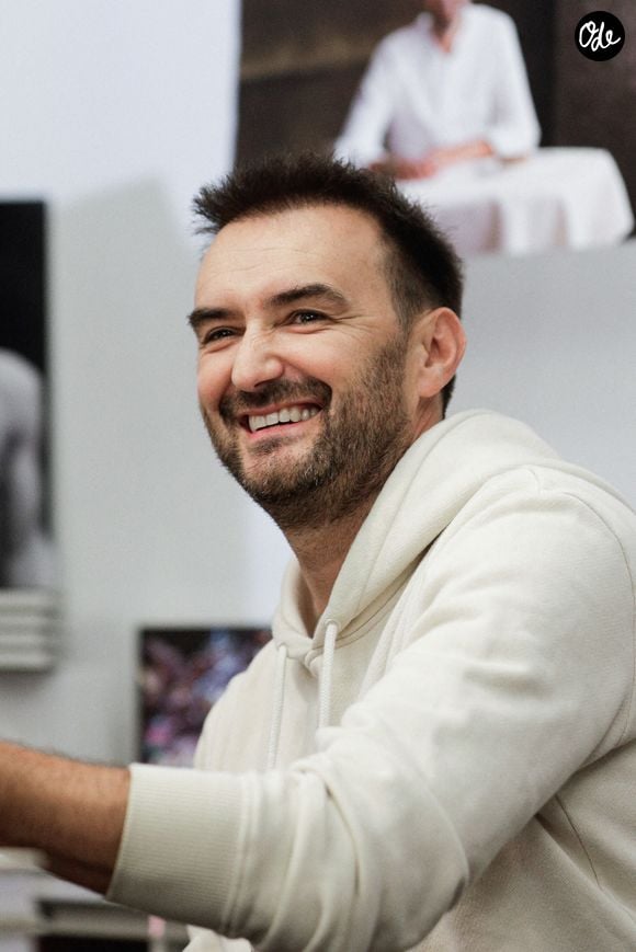 EXCLUSIF - Le chef français Cyril Lignac lors de sa première séance de dédicaces à la veille de la sortie de son nouveau livre « Saisons » à la librairie Mollat à Bordeaux, en France, le 16 octobre 2019.  Photo de Thibaud Moritz/ABACAPRESS.COM
